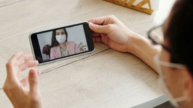 minnesota-community-telehealth-smartphone